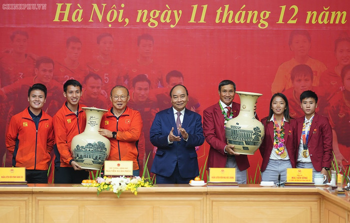 Phát biểu tại cuộc gặp mặt, Thủ tướng Nguyễn Xuân Phúc nhấn mạnh: “Chính các bạn đã mang vinh quang về cho Tổ quốc Việt Nam yêu dấu, chính các bạn đã góp phần làm rạng rỡ non sông đất Việt”. Ảnh: Chinhphu.vn Phát biểu tại cuộc gặp mặt, Thủ tướng Nguyễn Xuân Phúc nhấn mạnh: “Chính các bạn đã mang vinh quang về cho Tổ quốc Việt Nam yêu dấu, chính các bạn đã góp phần làm rạng rỡ non sông đất Việt”. Ảnh: Chinhphu.vn
