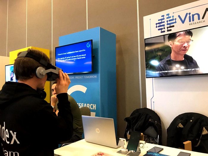 Khách thăm quan trải nghiệm cảm giác thực tế ảo tại gian trưng bày của VinAI. Khách thăm quan trải nghiệm cảm giác thực tế ảo tại gian trưng bày của VinAI.