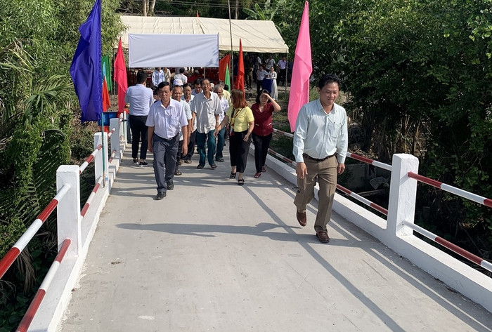 Cây cầu giúp cho việc đi lại của bà con được thuận tiện Cây cầu giúp cho việc đi lại của bà con được thuận tiện