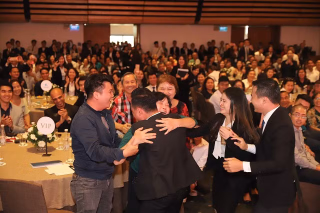 Khách hàng hạnh phúc khi được MC đọc tên là người trúng giải thưởng