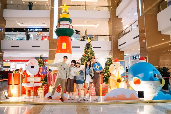 Giáng sinh từ đại diện đầy sắc màu khiến các bạn trẻ “trầm trồ” tại Vincom Center Nguyễn Chí Thanh Giáng sinh từ đại diện đầy sắc màu khiến các bạn trẻ “trầm trồ” tại Vincom Center Nguyễn Chí Thanh