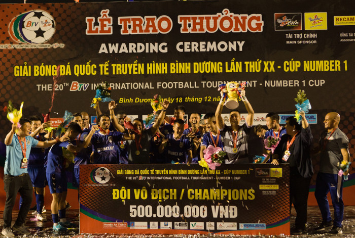 B.Bình Dương nhận chiếc cup vô địch Number 1