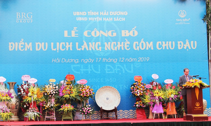 Ông Vũ Thanh Sơn - Tổng giám đốc Tổng công ty thương mại Hà Nội (Hapro) phát biểu tại buổi lễ trao quyết định “Điểm du lịch làng nghề Gốm Chu Đậu” Ông Vũ Thanh Sơn - Tổng giám đốc Tổng công ty thương mại Hà Nội (Hapro) phát biểu tại buổi lễ trao quyết định “Điểm du lịch làng nghề Gốm Chu Đậu”