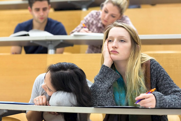 Vì đâu hàng ngàn sinh viên bỏ học? (Ảnh mang tính minh họa: Iuhers.com) Vì đâu hàng ngàn sinh viên bỏ học? (Ảnh mang tính minh họa: Iuhers.com)