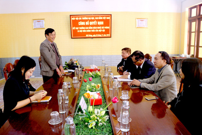 Phó giáo sư, Tiến sĩ Vũ Đức Lập phát biểu cảm ơn Hiệp hội và khẳng định nhà trường sẽ tiếp tục tham gia hoạt động của Hiệp hội. Phó giáo sư, Tiến sĩ Vũ Đức Lập phát biểu cảm ơn Hiệp hội và khẳng định nhà trường sẽ tiếp tục tham gia hoạt động của Hiệp hội.