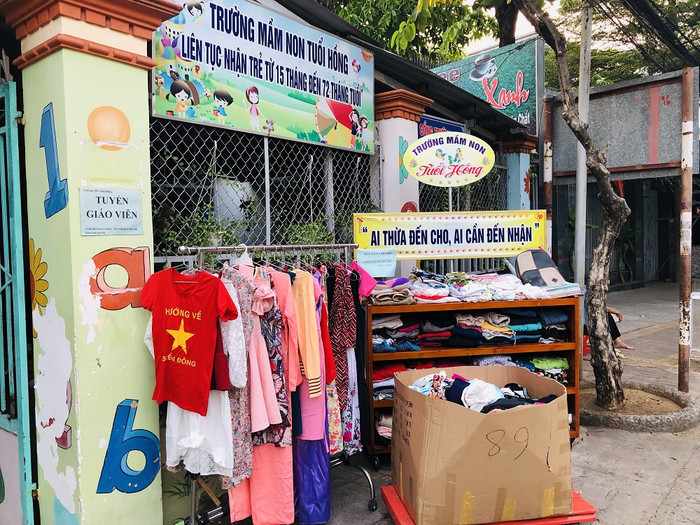 Tủ đồ “Ai thừa đến cho, ai thiếu đến nhận” do giáo viên Trường Mầm non Tuổi Hồng - Vũng Tàu thực hiện Tủ đồ “Ai thừa đến cho, ai thiếu đến nhận” do giáo viên Trường Mầm non Tuổi Hồng - Vũng Tàu thực hiện