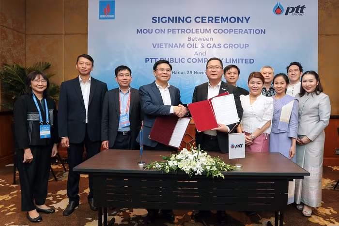 Ký kết biên bản ghi nhớ hợp tác giữa PetroVietnam và PTT