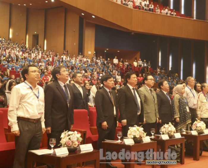 Các đại biểu tham dự làm lễ chào cờ. Các đại biểu tham dự làm lễ chào cờ.