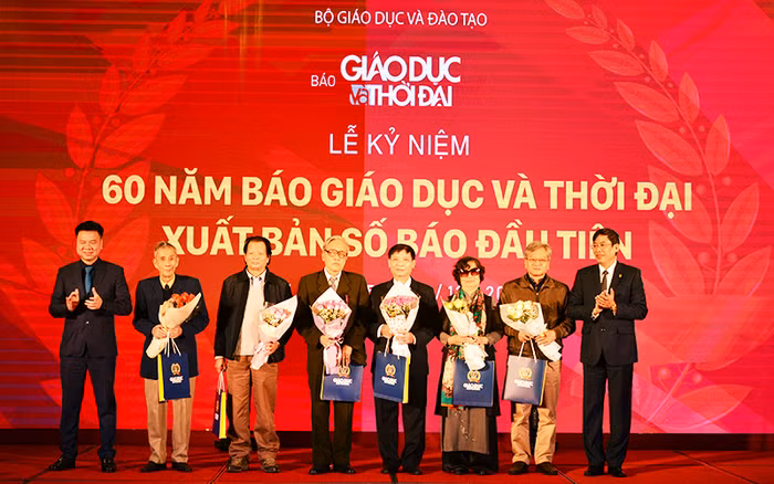 Tặng hoa tri ân các thế hệ lãnh đạo Báo Giáo dục và Thời đại các thời kỳ. Tặng hoa tri ân các thế hệ lãnh đạo Báo Giáo dục và Thời đại các thời kỳ.