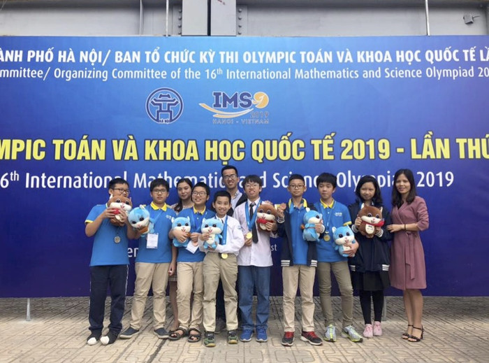 Các thầy cô giáo trực tiếp giảng dạy và nụ cười rạng rỡ của học sinh trường Newton giành huy chương tại cuộc thi IMSO 2019 Các thầy cô giáo trực tiếp giảng dạy và nụ cười rạng rỡ của học sinh trường Newton giành huy chương tại cuộc thi IMSO 2019