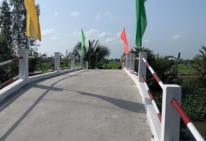 Cây cầu bê tông do Tân Hiệp Phát tài trợ có chiều dài 32m, rộng 2.5m Cây cầu bê tông do Tân Hiệp Phát tài trợ có chiều dài 32m, rộng 2.5m