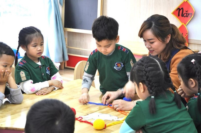 Trẻ em cần được học mà chơi để phát triển cả thể chất và trí tuệ. Trẻ em cần được học mà chơi để phát triển cả thể chất và trí tuệ.