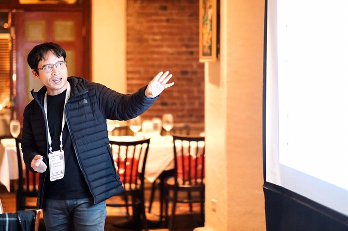 Tiến sĩ Bùi Hải Hưng – Viện trưởng Viện Nghiên cứu Trí Tuệ VinAI Research chia sẻ tại NeurIPS 2019. Tiến sĩ Bùi Hải Hưng – Viện trưởng Viện Nghiên cứu Trí Tuệ VinAI Research chia sẻ tại NeurIPS 2019.