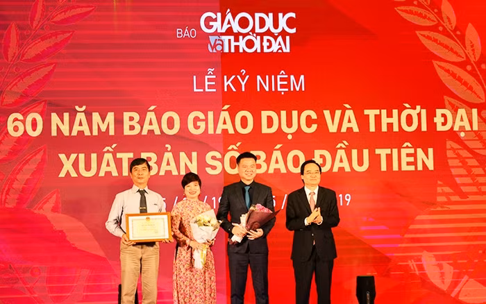 Bộ trưởng Giáo dục và Đào tạo Phùng Xuân Nhạ trao tặng Bằng khen của Bộ trưởng cho tập thể lãnh đạo báo Giáo dục và Thời đại. Bộ trưởng Giáo dục và Đào tạo Phùng Xuân Nhạ trao tặng Bằng khen của Bộ trưởng cho tập thể lãnh đạo báo Giáo dục và Thời đại.