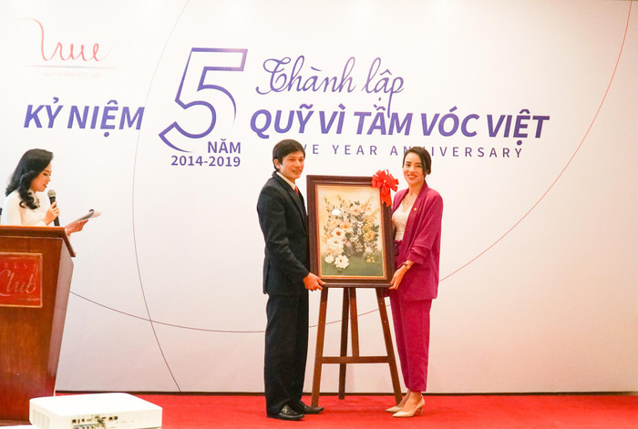 Bức tranh Hoa cúc được đấu giá thành công với số tiền 45 triệu đồng hỗ trợ trẻ em có hoàn cảnh khó khăn. Bức tranh Hoa cúc được đấu giá thành công với số tiền 45 triệu đồng hỗ trợ trẻ em có hoàn cảnh khó khăn.