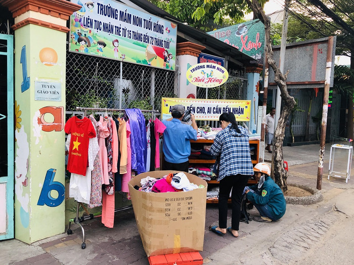 Người thừa đến cho, người thiếu đến nhận Người thừa đến cho, người thiếu đến nhận