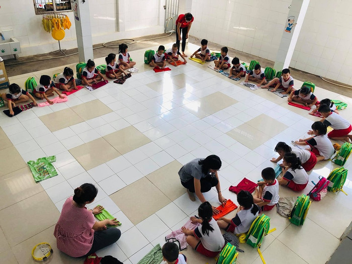 Các cô giáo đang hướng dẫn học sinh gấp quần áo chuẩn bị tặng các bạn vùng sâu, vừa giáo dục kĩ năng sống, vừa giáo dục lòng yêu thương con người Các cô giáo đang hướng dẫn học sinh gấp quần áo chuẩn bị tặng các bạn vùng sâu, vừa giáo dục kĩ năng sống, vừa giáo dục lòng yêu thương con người