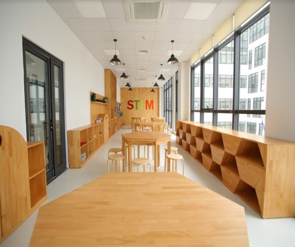 Trong bối cảnh Việt Nam đang thúc đẩy triển khai giáo dục STEM trong chương trình giáo dục phổ thông để học sinh hướng đến các hoạt động vận dụng kiến thức vào thực tế thì một phòng STEM hiện đại, sinh động như thế này chắc chắn sẽ khiến học sinh thêm say mê. Trong bối cảnh Việt Nam đang thúc đẩy triển khai giáo dục STEM trong chương trình giáo dục phổ thông để học sinh hướng đến các hoạt động vận dụng kiến thức vào thực tế thì một phòng STEM hiện đại, sinh động như thế này chắc chắn sẽ khiến học sinh thêm say mê.