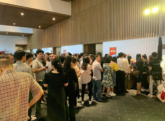 Xếp hàng dài chờ đến lượt được “check in”