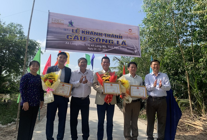 Đại diện Tập đoàn Tân Hiệp Phát (thứ 2 từ trái qua) nhận bằng khen của tỉnh Hậu Giang Đại diện Tập đoàn Tân Hiệp Phát (thứ 2 từ trái qua) nhận bằng khen của tỉnh Hậu Giang