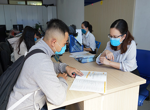 Một thí sinh nộp hồ sơ đăng ký xét tuyển bằng học bạ vào Trường Đại học Bà Rịa - Vũng Tàu (ảnh: BVU) Một thí sinh nộp hồ sơ đăng ký xét tuyển bằng học bạ vào Trường Đại học Bà Rịa - Vũng Tàu (ảnh: BVU)