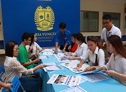 Thí sinh đăng ký xét tuyển bằng học bạ vào Trường Đại học Bà Rịa - Vũng Tàu (ảnh: BVU) Thí sinh đăng ký xét tuyển bằng học bạ vào Trường Đại học Bà Rịa - Vũng Tàu (ảnh: BVU)