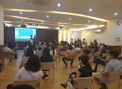 Phụ huynh được mời vào hội trường ngồi, nhưng VAS chỉ cử đại diện ra tiếp phụ huynh (ảnh: P.L) Phụ huynh được mời vào hội trường ngồi, nhưng VAS chỉ cử đại diện ra tiếp phụ huynh (ảnh: P.L)