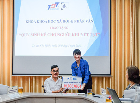 Đại diện TDTU trao tặng tiền cho Quỹ sinh kế cho người khuyết tật (ảnh: TDTU) Đại diện TDTU trao tặng tiền cho Quỹ sinh kế cho người khuyết tật (ảnh: TDTU)