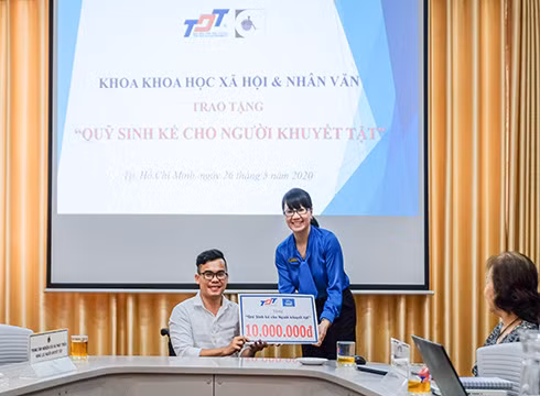 Đại diện TDTU trao tặng tiền cho Quỹ sinh kế cho người khuyết tật (ảnh: TDTU)