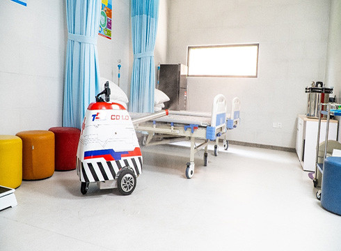 Robot khử khuẩn CD 1.0 của TDTU làm việc trong trường VFIS (ảnh: TDTU) Robot khử khuẩn CD 1.0 của TDTU làm việc trong trường VFIS (ảnh: TDTU)