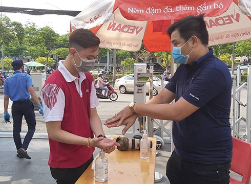 Sinh viên Trường HIU rửa tay sát khuẩn trước khi bước vào giảng đường học (ảnh: HIU) Sinh viên Trường HIU rửa tay sát khuẩn trước khi bước vào giảng đường học (ảnh: HIU)