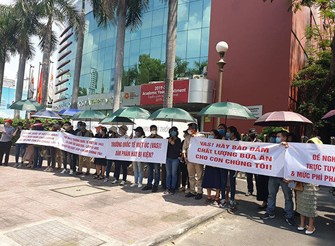 Phụ huynh Trường Dân lập Quốc tế Việt Úc tập trung phản đối chính sách thu học phí của trường mùa dịch (ảnh: P.L) Phụ huynh Trường Dân lập Quốc tế Việt Úc tập trung phản đối chính sách thu học phí của trường mùa dịch (ảnh: P.L)