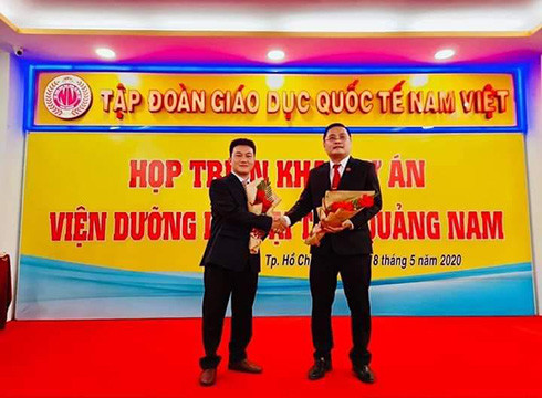 Ông Nguyễn Đức Quốc (trái) và cán bộ họp triển khai dự án (ảnh: P.L) Ông Nguyễn Đức Quốc (trái) và cán bộ họp triển khai dự án (ảnh: P.L)