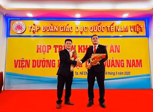 Ông Nguyễn Đức Quốc (trái) và cán bộ họp triển khai dự án (ảnh: P.L)