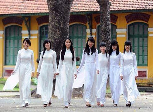 Nữ sinh Thành phố Hồ Chí Minh duyên dáng trong tà áo dài khi đến trường (ảnh: plo.vn) Nữ sinh Thành phố Hồ Chí Minh duyên dáng trong tà áo dài khi đến trường (ảnh: plo.vn)