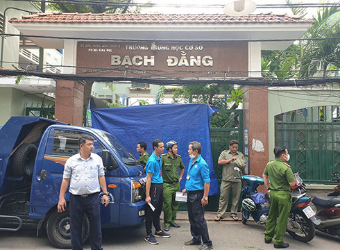 Hiện trường vẫn được phong tỏa nghiêm ngặt để cơ quan chức năng làm việc (ảnh: P.L) Hiện trường vẫn được phong tỏa nghiêm ngặt để cơ quan chức năng làm việc (ảnh: P.L)