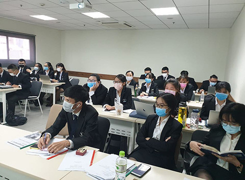 Một lớp học của Trường Đại học Hoa Sen đông sinh viên từ ngày đầu tiên quay lại học (ảnh: P.L) Một lớp học của Trường Đại học Hoa Sen đông sinh viên từ ngày đầu tiên quay lại học (ảnh: P.L)