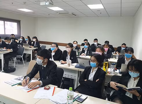 Một lớp học của Trường Đại học Hoa Sen đông sinh viên từ ngày đầu tiên quay lại học (ảnh: P.L)