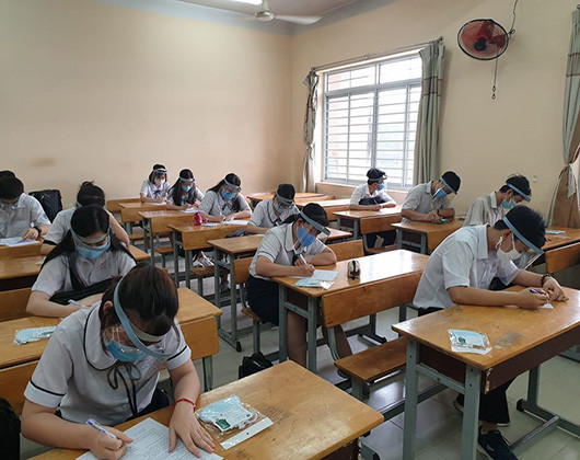 Học sinh khai báo tờ khai y tế trong ngày đầu tiên quay lại trường (ảnh: P.L)