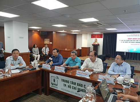 Buổi họp báo về cây phượng đổ ngã vào chiều ngày 26/5/2020 (ảnh: P.L)