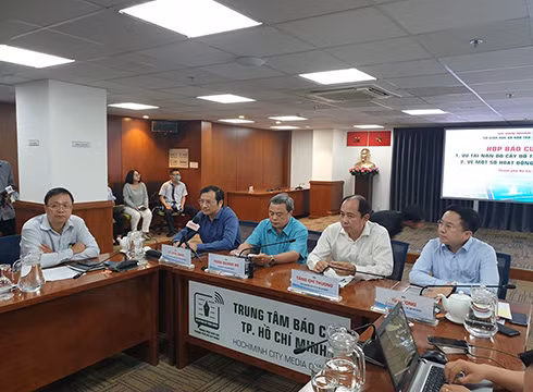 Buổi họp báo về cây phượng đổ ngã vào chiều ngày 26/5/2020 (ảnh: P.L)