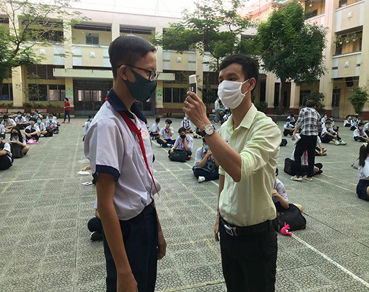 Học sinh trường Hậu Giang được đo thân nhiệt trong ngày đầu tiên quay lại trường (ảnh: CTV)