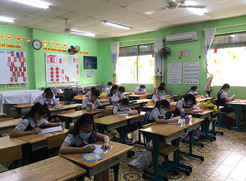 Học sinh tiểu học Thành phố Hồ Chí Minh những ngày đầu quay trở lại trường sau đợt nghỉ (ảnh: P.L)