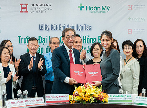 Phó Giáo sư Hồ Thanh Phong - Hiệu trưởng và lãnh đạo Tập đoàn Hoàn Mỹ ký hợp tác (ảnh: CTV)