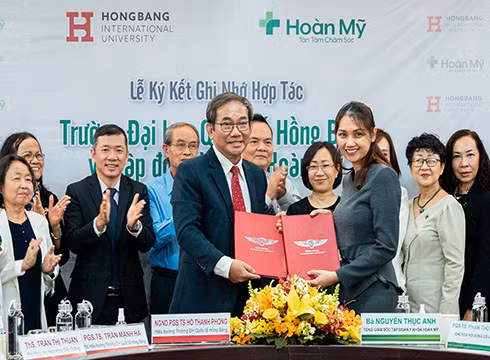 Phó Giáo sư Hồ Thanh Phong - Hiệu trưởng và lãnh đạo Tập đoàn Hoàn Mỹ ký hợp tác (ảnh: CTV)