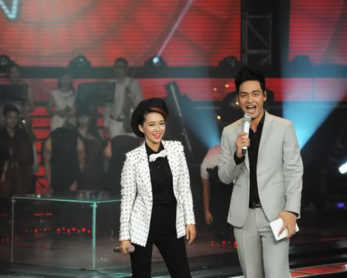 Sở hữu gương mặt đẹp, hình thể đẹp, rắn rỏi, Đinh Hương rất biết chọn trang phục nổi bật cái tôi cá nhân nhưng vẫn đủ tiết chế cần thiết