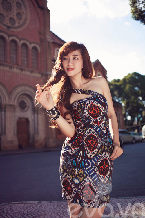 Đừng tưởng nàng sở hữu mái tóc xoăn sóng xoãi mà nghĩ nàng dịu dàng