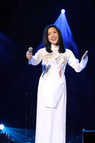 Bên cạnh những thiết kế hiện đại, Mỹ Linh cũng luôn ưu ái trang phục áo dài