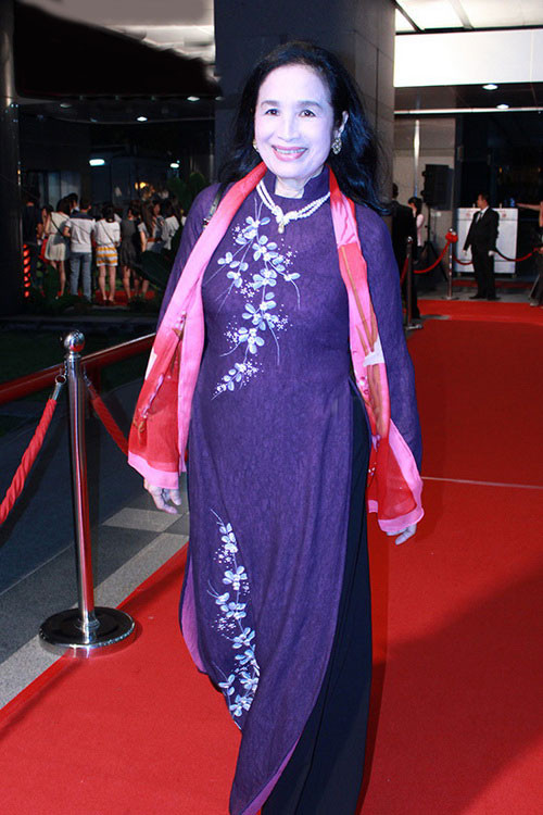 3. NSND Trà Giang sở hữu nét đẹp "rất Việt Nam", và vẻ đẹp này càng phát huy khi bà mặc áo dài