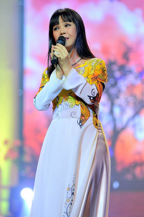 Cô luôn biết chừng mực và chọn áo dài đúng tuổi, hợp dáng